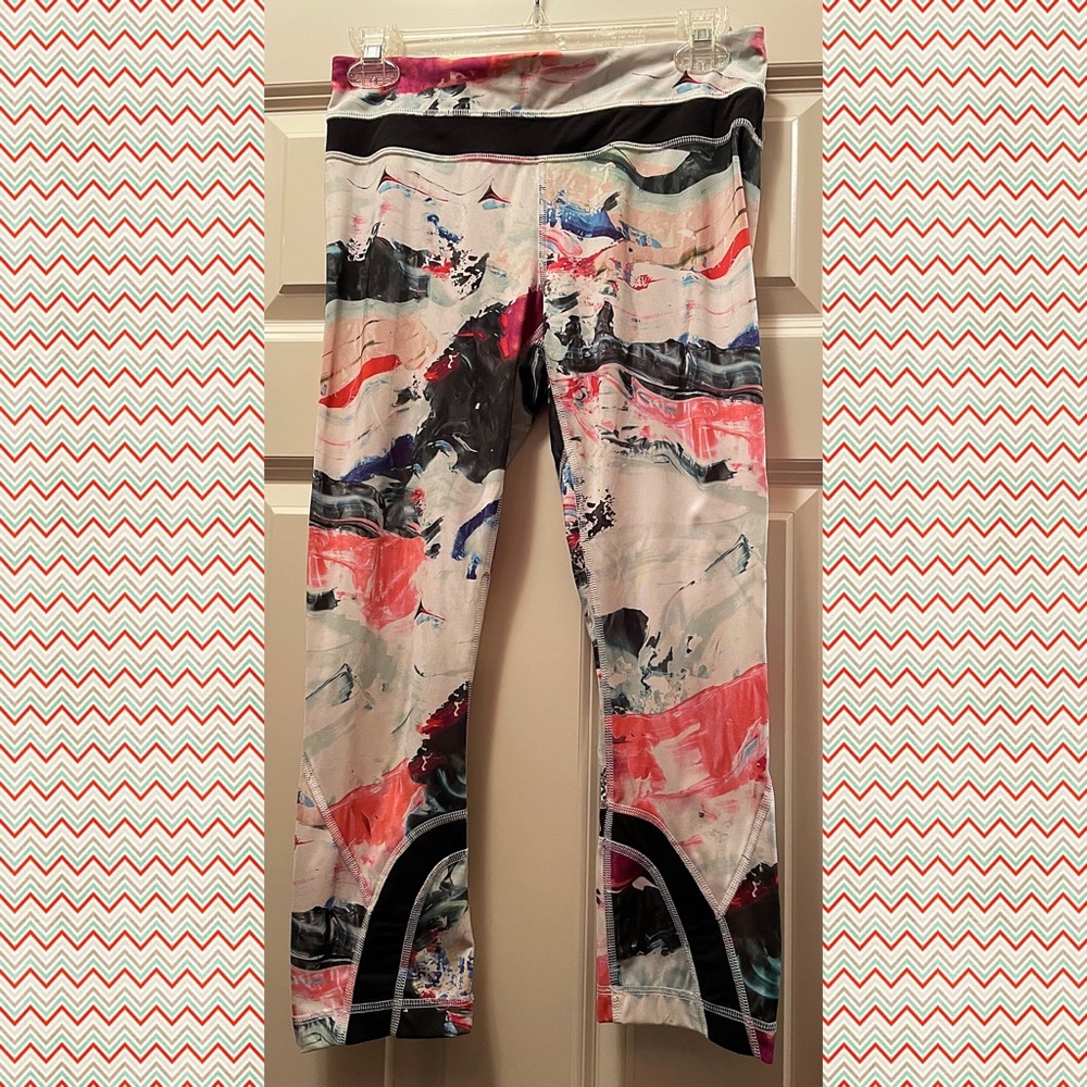 Lululemon size 6 Capri pants